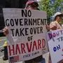 Proteste vor dem Gerichtsgebäude gegen die Einflussnahme der Trump-Regierung auf die Universität Harvard