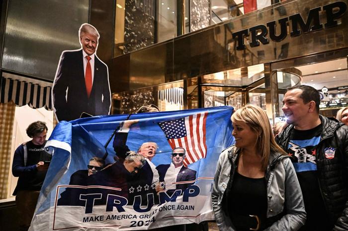 Fans vor dem Trump Tower auf der Fifth Avenue 