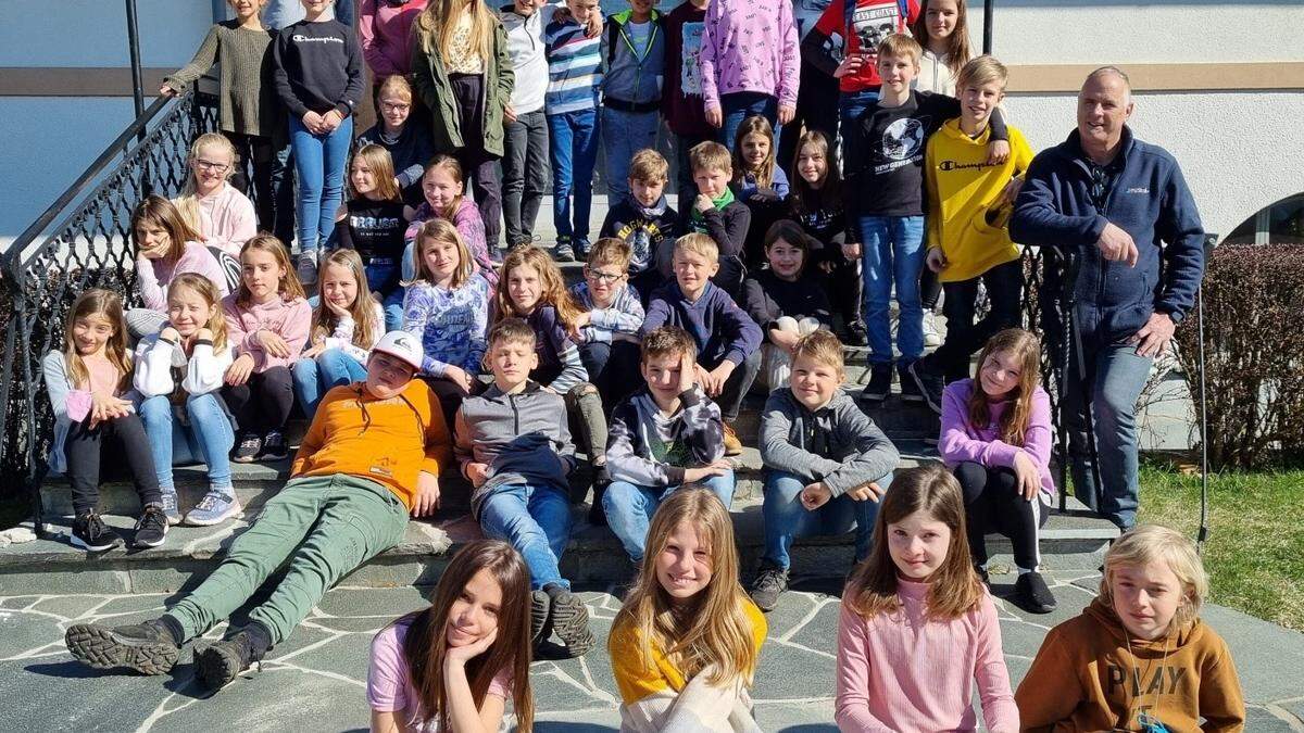 Alt-Bürgermeister Franz Felsberger (hinten, ganz rechts) mit Schülern und Lehrern der vierten Klassen der Volksschule Zell-Gurnitz