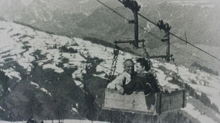 Mit einem "Milchtrücherl", einer Materialseilbahn, die Bauern zum Transportieren der Milch verwendeten, fuhren die ersten Skifahrer auf den Berg