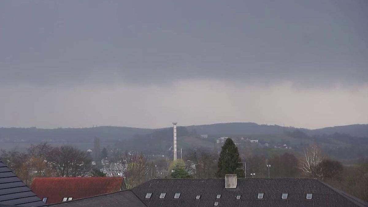 Dunkle Wolken über der Stadt