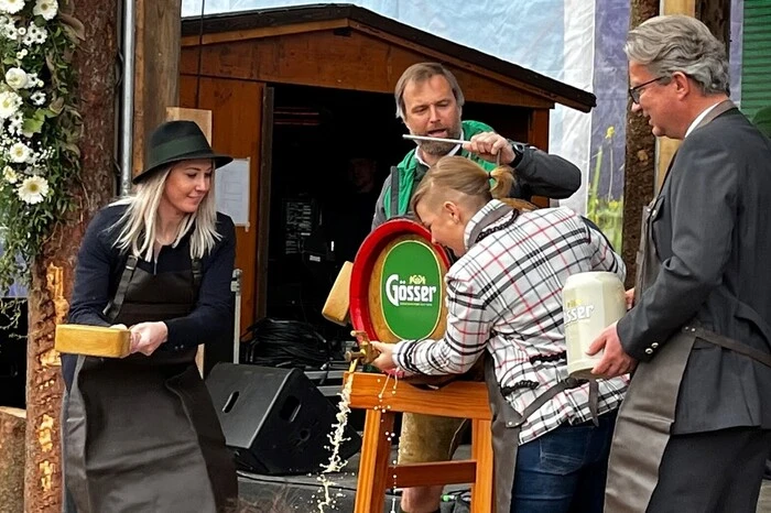O'zapft is: Conny Hütter und Nici Schmiedhofer beim Bier-Anstich.