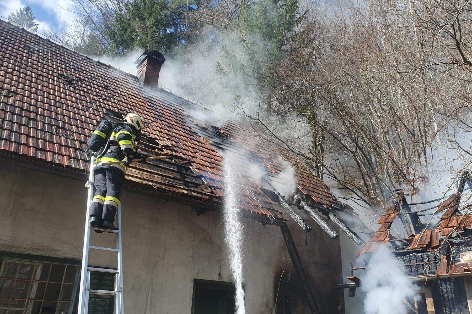 50 Feuerwehrleute im Einsatz : Haus brannte in Stubenbergklamm: Straße gesperrt