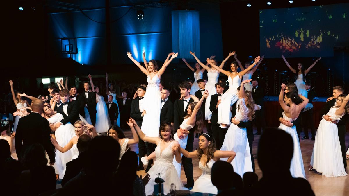 Mit der Polonaise wurde der Ballabend in der Ennstalhalle in Liezen eröffnet