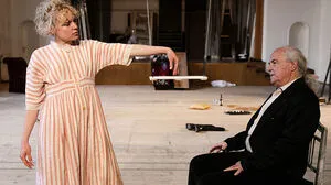 Wüst erzählt Strindbergs "Fräulein Julie" als ewige Geschichte von Habichten und Tauben mit Julia Franz Richter und Gerhard Balluch