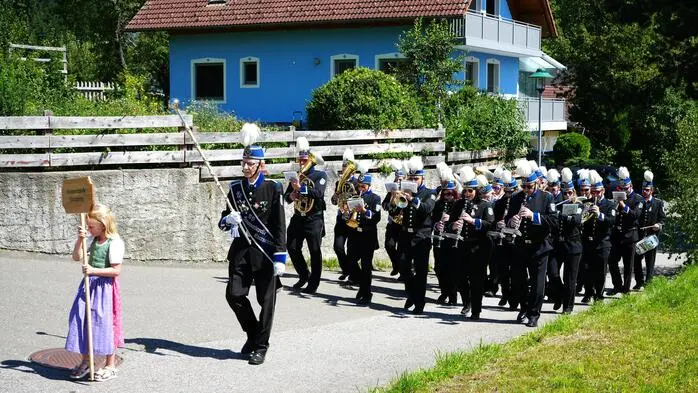 Acht Musikkapellen – darunter die Gamsbartlkapellen Aich-Assach, Etmißl und Osterwitz sowie die Knappenkapellen Oberzeiring und Hohentauern – formierten sich gemeinsam mit den Musikvereinen aus Pusterwald, St. Johann am Tauern und Bretstein zum festlichen Gesamtspiel auf der Pirkerwiese.