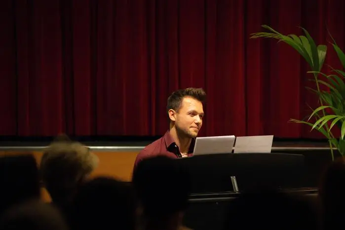 Musikalisch begleitet wurde der Abend stimmungsvoll von Markus Koropp am Klavier. 