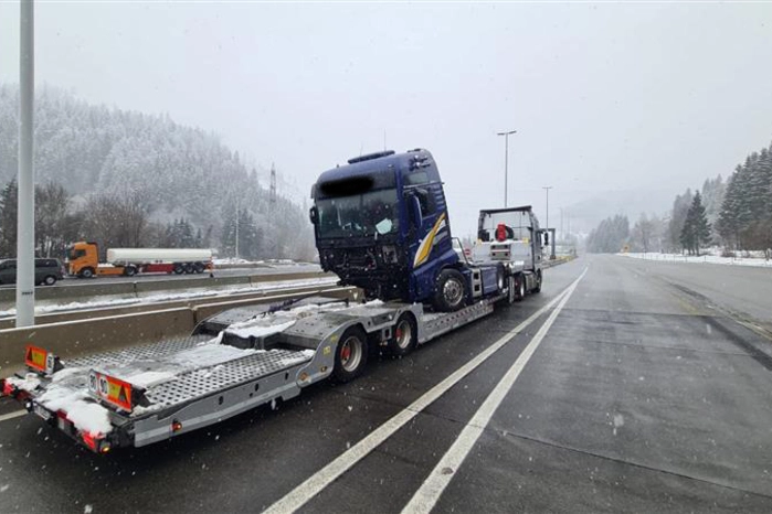 Der Lenker des Lkw war nach Sekundenschlaf gegen ein Auffahrelement der Betontrennwand gekracht.