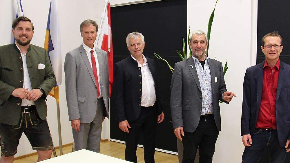 Gruppenbild ohne FPÖ: Markus Lindner (NEOS), Fritz Kratzer (SPÖ), Andreas Handlos (ÖVP), Peter Vogl (Liste Vogl) und Clemens Perteneder (KPÖ)