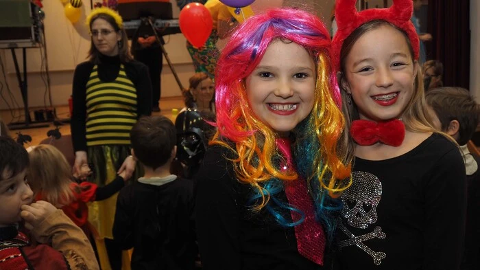 Im Waidmannsdorfer Gemeindezentrum lud das Kinderrettungswerk am Freitag zum Kinderfaschingsball. Die Naturfreunde hatten dort am Samstag ihren Ball. Und am Dienstag nach dem Faschingsumzug wird ebenfalls im Gemeindezentrum weitergetanzt.