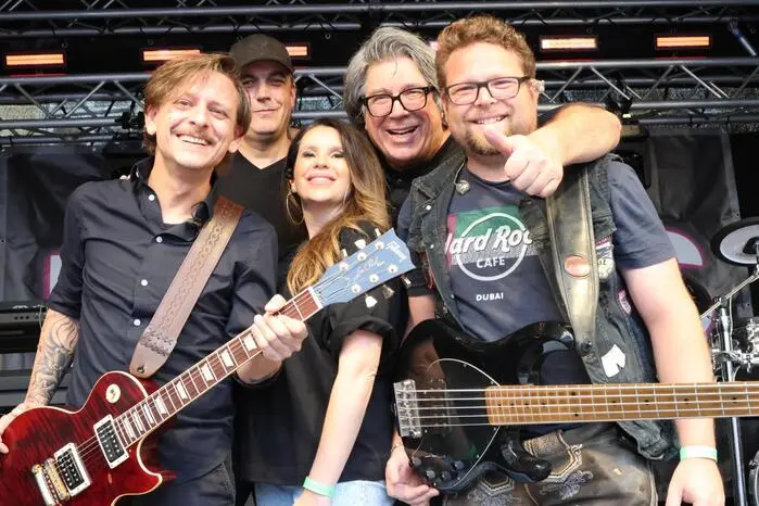 Für besondere Stimmung sorgte die Open-Air-Bühne, auf der die größten Partyhits der 90er im Publikum für so manches Tänzchen sorgten. Zwischen blinkenden Lichteffekten und nostalgischer Dekoration wurden Erinnerungen an die Zeit von Walkman, Game Boy und Bravo-Stars wieder lebendig. Übrigens: Für beste Stimmung sorgten „Gin Tonic“, „Bengels Reloaded“ (Foto) sowie DJ Wickbone. 