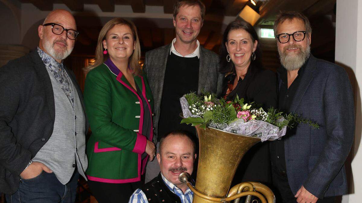 50 Jahre Nationalpark Lodge: Peter Herritsch und Heide Pichler-Herritsch, Martin Lackner, Barbara und Hannes Pichler sowie Gernot Weber von der Blechsait'n Musi