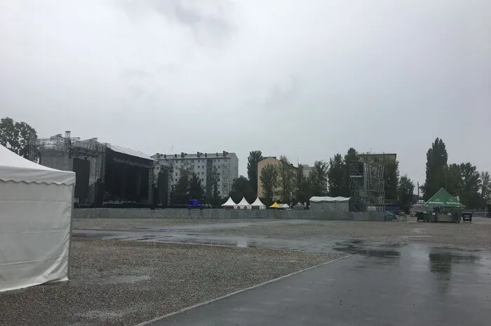 So sah es noch zu Mittag aus ... Das Gelände bietet Platz für bis zu 20.000 Menschen