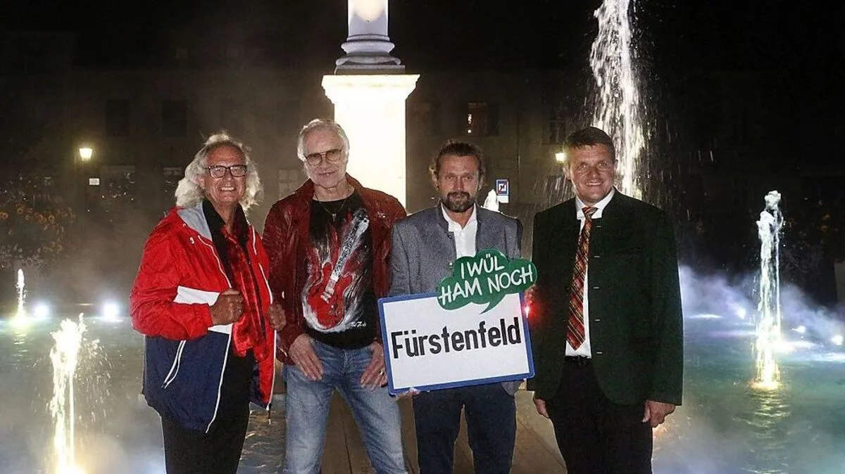 Bürgermeister Franz Jost, Tourismusverband-Geschäftsführer Markus Jahn, Armand "Mandy" Oberle und Josi Thaller (von rechts)
