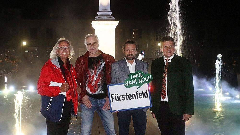 Bürgermeister Franz Jost, Tourismusverband-Geschäftsführer Markus Jahn, Armand &quot;Mandy&quot; Oberle und Josi Thaller (von rechts)
