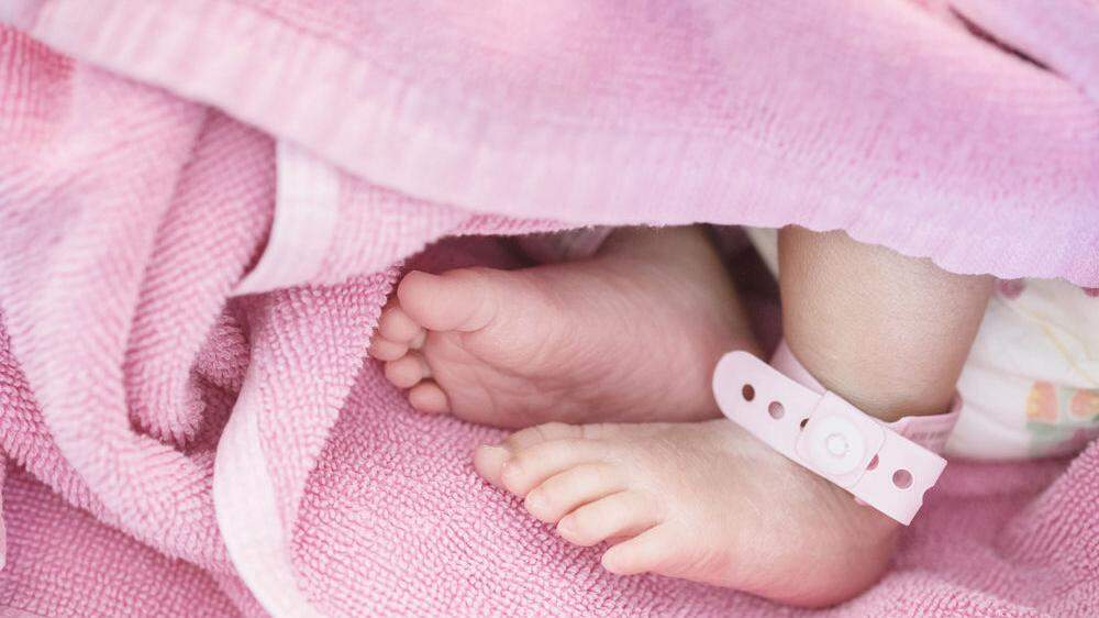 Negativ getestete Neugeborene dürfen - auch wenn die Mama positiv ist - bei ihr bleiben