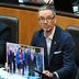 Kickl mit Foto von Edtstadler und Putin | Herbert Kickl zeigte ein Foto von ÖVP-Ministerin Edtstadler mit Putin und warf der Volkspartei „Doppelmoral“ vor