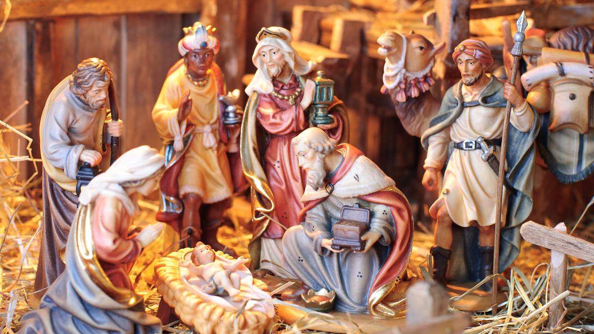 Am Heiligen Abend feiern viele Menschen in der Kirche Christi Geburt  