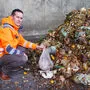 Mürzverbands-Geschäftsführer Andreas Zöscher mit Biomüll, wie er nicht sein soll
