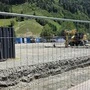 Eine Baustelle in Matrei. Hinter dem Bauzaun steht ein Bagger