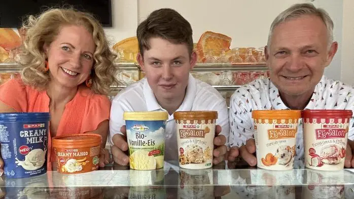 Geschäftsführerin Marion Halbauer, Sohn Valentin und Firmengründer Wolfgang Halbauer mit einem Teil jener Spar-Eissorten, die bei Valentino in Deutschlandsberg produziert werden