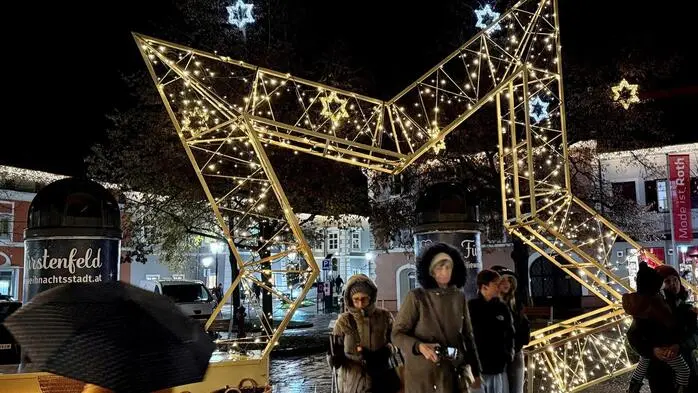Weihnachtsmarkt und Lichterglanz in Fürstenfeld.