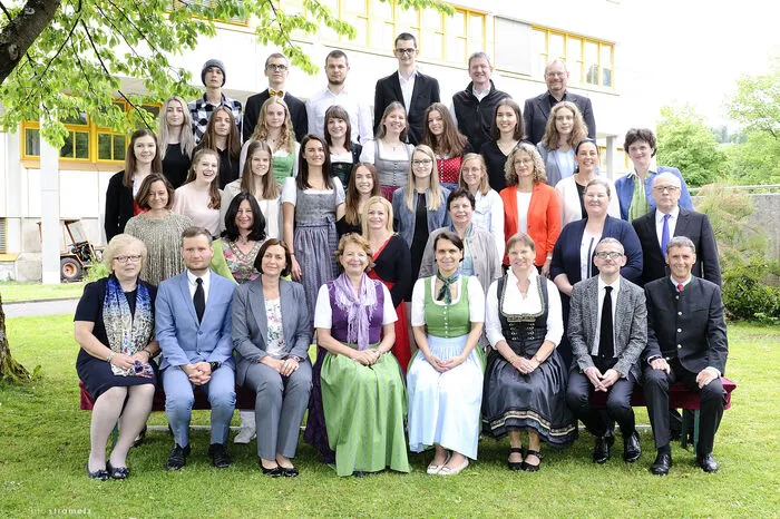 Die Klasse 8D mit Klassenvorstand Astrid Mellak