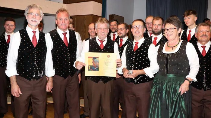 Für die langjährige Tätigkeit als Schriftführer beim Chor wurde Georg Maltschnig (2. Tenor) durch Christine Scherwitzl vom Kärntner Bildungswerk ausgezeichnet.