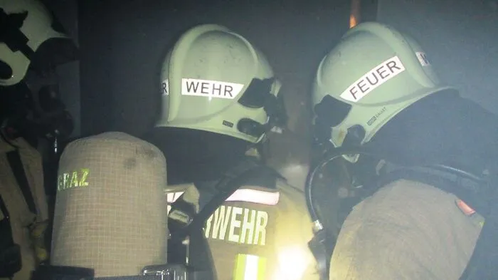 Der Vollbrand eines Zimmers einer Herberge am Schönaugürtel in Graz forderte Donnerstagnacht (11. Februar) die Berufsfeuerwehr.