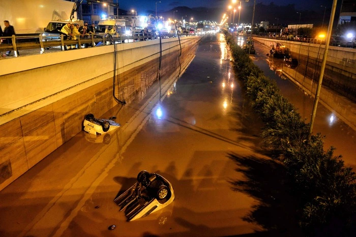 Schwere Unwetter halten Griechenland im Griff: Im zentralen Mittelmeer hat sich ein riesiges Tief festgesetzt. Bei ungewöhnlich milden Temperaturen um die 23 Grad und hoher Luftfeuchtigkeit bewegt es sich nur langsam und verursacht schwere Regenfälle sowie starke Winde in der Region.