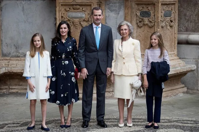 Die beiden sind jetzt quasi Nachbarn der Queen. Das Paar ist kürzlich von London nach Windsor gezogen. Zuvor lebten sie fast Tür an Tür mit William und Kate.
