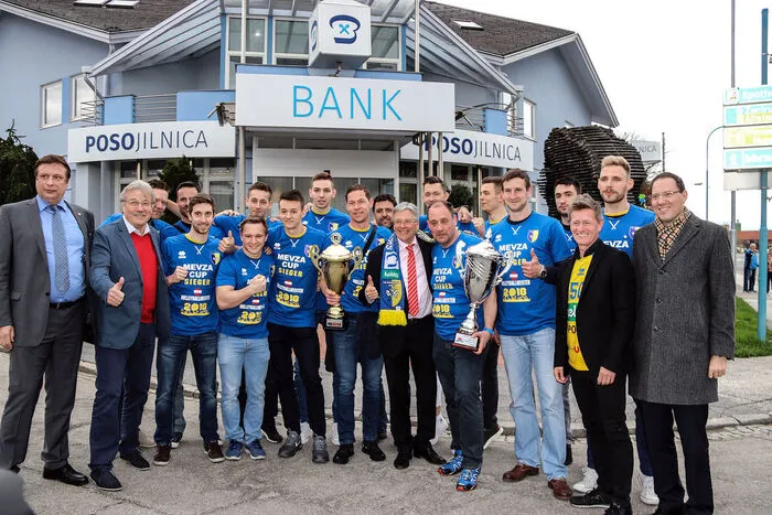 Lorenz Kumer und Dieter Steffl, die Direktoren der Posojilnica Bank, die der Hauptsponsor des Volleyballclubs ist, sprachen von einem hohen Werbewert des Vereines für Kärnten.