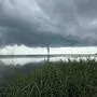 Wasserhose über dem Bodensee, im Vordergrund ist Gras.