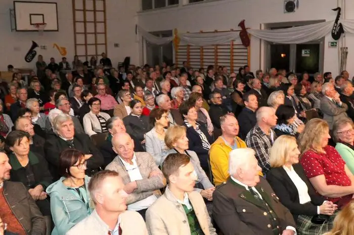 Im vollen Kultursaal gesichtet wurden unter anderem Bürgermeister Andreas Grabuschnig, Alt-Bürgermeister Helmut Lassernig, Marktmusikpräsident Hubert Maletz, Ehrenkapellmeister Gebhard Schober sowie Musikschuldirektorin Diana Kloiber. 