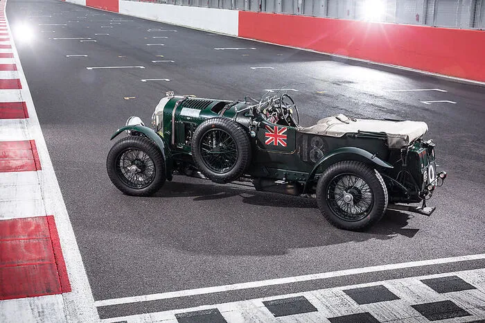 Er schnallte einen Roots-Kompressor auf ein 4,5-Liter-Modell - ein technisches wie finanzielles Desaster, zumal man für die Le-Mans-Zulassung trotz astronomischen Preises und monströsen Verbrauchs (100 l/100 km bei Tempo 100!!!) 50 Stück an den Mann bringen musste.  Aber vor allem war der Blower zwar schnell, aber nicht zuverlässig. Dass es sich bei den Konkurrenten aus Stuttgart im kompressorgeladenen Mercedes SS ebenso verhielt, war die einzige Hoffnung, als die Briten 1930 die Reise nach Le Mans antraten. Also hetzte Tim Birkin Rudolf Caracciola, bis beide Motoren k. o. gingen, damit war der Sieg frei für die "Boys", die einen Doppelsieg mit nicht aufgeladenen Bentleys einfuhren - und trotzdem den Blower zum berühmtesten Modell der Marke machten.