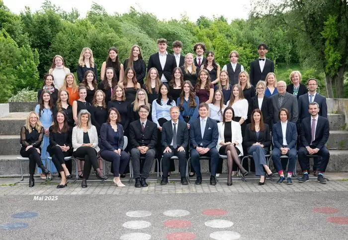 Die Absolventinnen und Absolventen der 8A-Klasse