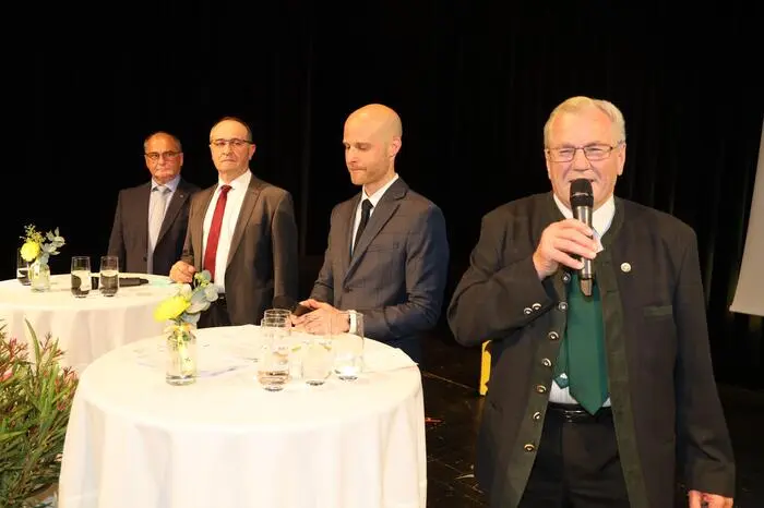 Im Rahmen des Festaktes blickten Alois Lafer und Karl Kaufmann auf die Geschichte der Raiffeisenbank zurück