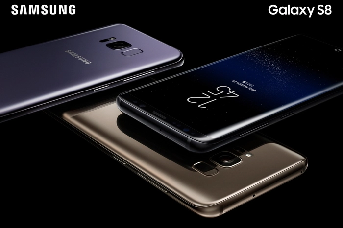 Das Galaxy S8 hat ein sogenanntes "Infinty Display". Das bedeutet, die gesamte Fläche des Smartphones kann genutzt werden. Das Galaxy S8 hat eine Bildschirmdiagonale von 5,8 Zoll (14,65 cm), das S8 Plus bietet 6,5 Zoll (15,81 cm). Beide lösen mit 2960x140 Pixel auf und bieten daher eine Ultra-HD-Auflösung. Samsung verspricht lebendige Farben und satte Kontraste.