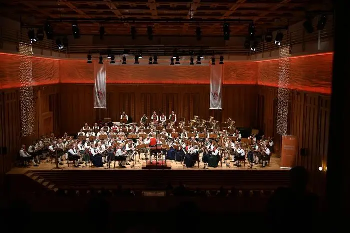 Das Süd-Osttiroler Blasorchester 40+ bringt Musikerinnen und Musiker aus Ost- und Südtirol zusammen und steht ganz im Zeichen der kameradschaftlichen Verbindung über die Bezirks- und Landesgrenzen hinweg