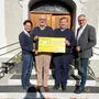 Die Bürgermeister Klaus Glanznig (Treffen), Gerald Ebner (Arriach) sowie Matthias Krenn mit Amtsleiterin Anita Latschen bei der Spendenübergabe