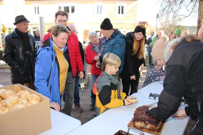 Eine Hundertschaft an Freunden, Bekannten, Familienmitgliedern und Personen des öffentlichen Lebens wurden von Thomas Krill kulinarisch verwöhnt.