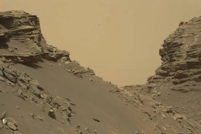 Das kleine Marsfahrzeug hatte die spektakulären Fotos am 8. September zum Abschluss einer rund einmonatigen Erkundungstour in der "Murray Buttes"-Region am Mount Sharp aufgenommen, wie die NASA mitteilte.