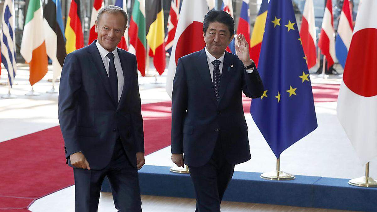 Donald Tusk und Shonzo Abe in Brüssel