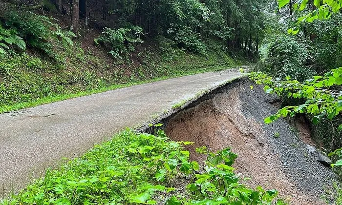 Unterspülte Straße in St. Filippen, Gemeinde Brückl
