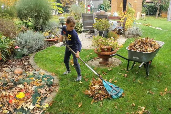 Paul (7) aus Stocking hilft seiner Mama Astrid gerne bei der Gartenarbeit...