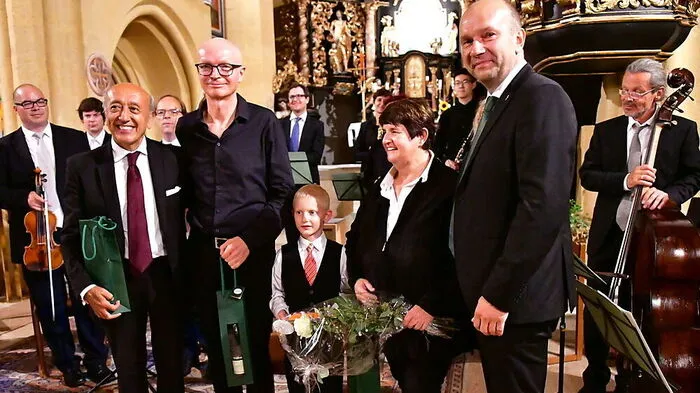 Die Solisten Hossein Samieian, Klaus Steinberger und Alexander Umundum mit Lore Schrettner und Bürgermeister Bruno Aschenbrenner in der Kirche St. Marein 