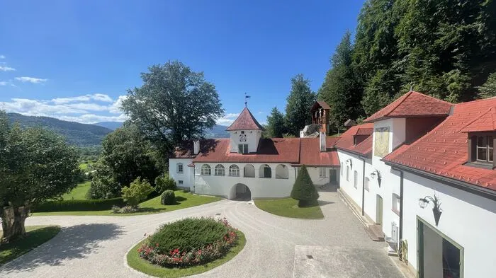 So sieht das Schloss Friedstein von außen und innen aus ...