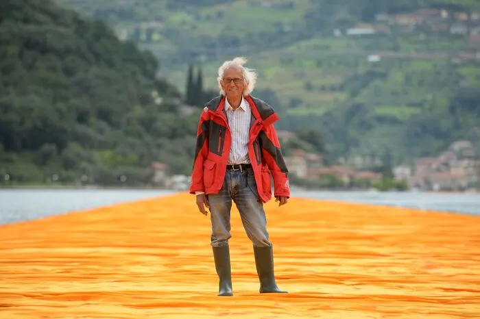 Viele Arbeiten Christos waren Publikumsmagneten. So auch die "Floating Piers", die der der Künstler 2015 am Iseosee realisierte. Stege mit einer Fläche von 75.000 Quadratmeter machten den See begehbar.