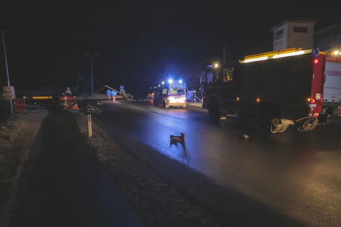 Der Autofahrer kam mit leichten Verletzungen davon. Er wurde vom Roten Kreuz ins LKH Feldbach gebracht.