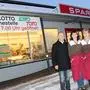 Isopp, die Spar-Mitarbeiterinnen Barbara Aigner und Edith Oberrauter sowie Bürgermeister Stampfer (von links) 